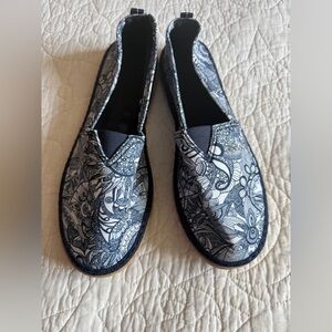 Sakroots size 9 NWOT Floral Patterned Women's Slip-On Shoes blue/white